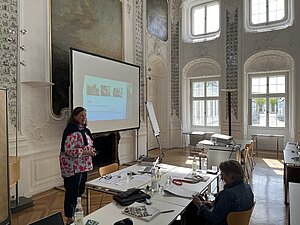 Referentin vor Präsentation