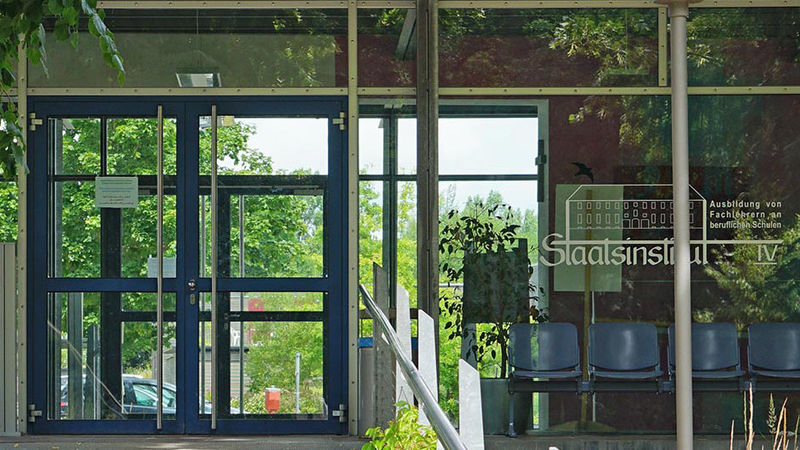 ©https://staatsinstitut4.de/ Eingangstür des Staatsinstitut