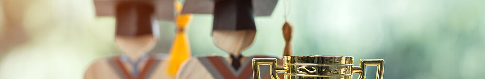©istock Pokal und Doktorabsolventen als Figuren
