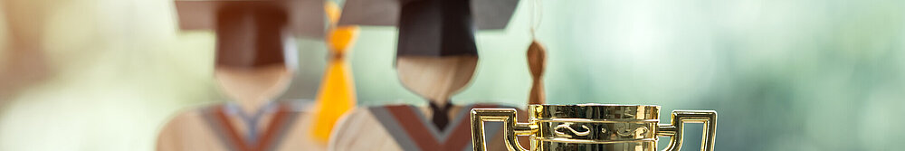 ©istock Pokal und Doktorabsolventen als Figuren