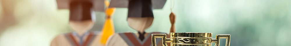 ©istock Pokal und Doktorabsolventen als Figuren