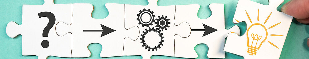 ©iStock\marchmeena29 Auf dem Bild sind Puzzelteile zu sehen und eine Hand, die eines der Puzzelteile aus dem Bild zieht.
