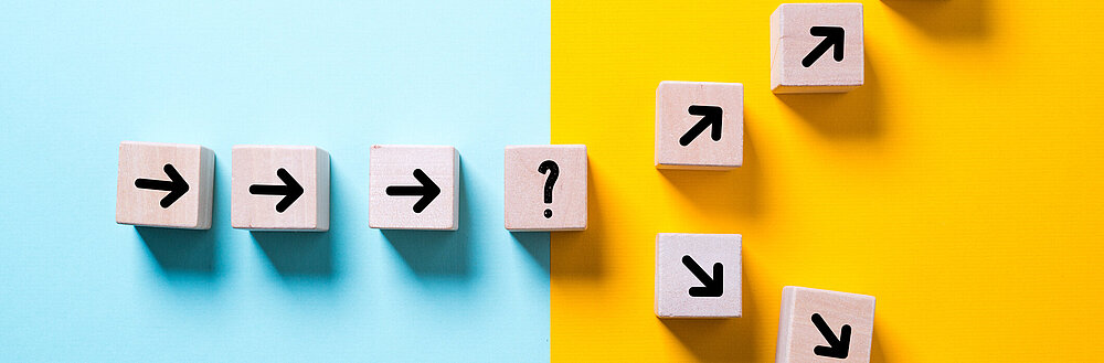 ©iStock\http://www.fotogestoeber.de Pfad führt zu einer Entscheidung, die den Weg in zwei Richtungen auf buntem Hintergrund ändert