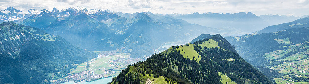 Gratwanderung zwischen Augstmatthorn und Harder bei Interlaken, Berner Oberland, Schweiz