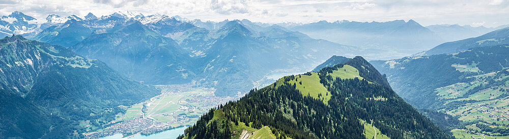 ©iStock\Markus Thoenen Gratwanderung zwischen Augstmatthorn und Harder bei Interlaken, Berner Oberland, Schweiz