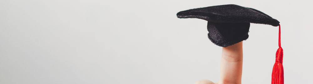 ©iStock\marchmeena29 Finger mit Doktorhut