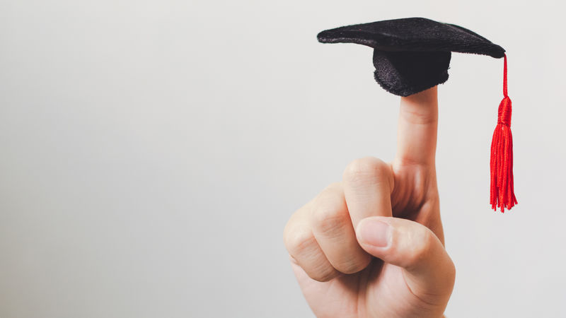 Finger mit Doktorhut
