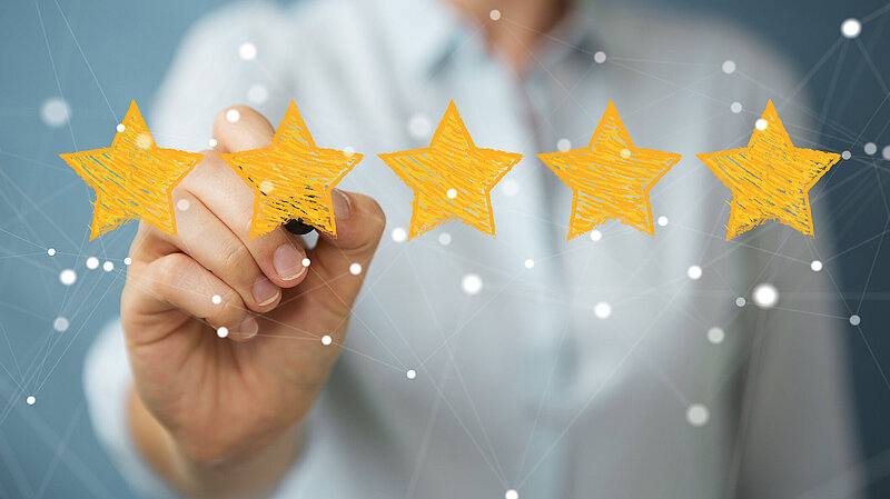Geschäftsfrau auf verschwommenen Hintergrund Bewertung mit handgezeichneten Sternen