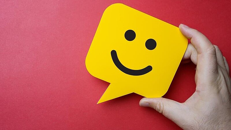 Auf dem Bild ist ein Post-it zu sehen mit einem gelben Smiley.