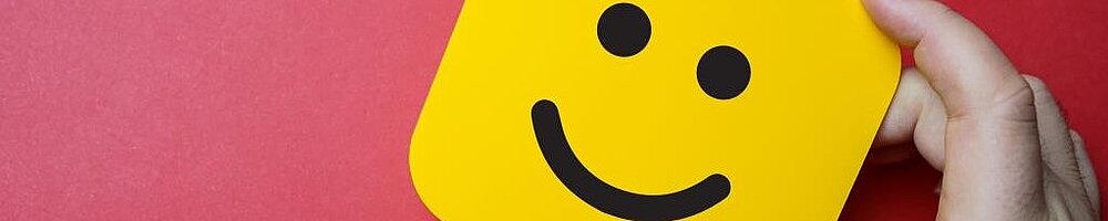 Auf dem Bild ist ein Post-it zu sehen mit einem gelben Smiley.
