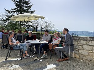 Gruppe am Tisch draußen