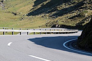 "Bergstraße" - Bild von S. Hermann / F. Richter auf Pixabay; veröffentlicht am 30. September 2018; die Fotografie zeigt einen kurvigen Straßenverlauf mit einer Leitplanke auf der linken Seite und Felsen auf der rechten Seite.