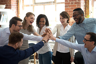 Glückliche, vielfältige Kollegen Teammitglieder geben High Five zusammen feiern großartiges Teamwork-Ergebnis, motiviert durch Geschäftserfolg Sieg Loyalität Einheit Konzept, gute Unternehmensbeziehungen und Teambuilding