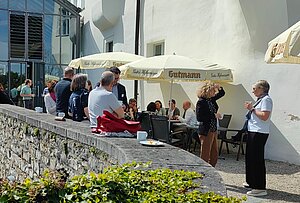 Gruppenarbeit auf Terasse