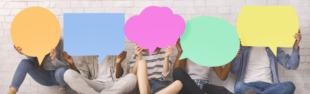 ©iStock\Prostock-Studio Gruppe von Studenten, die Gesichter mit bunten Sprechblasen bedecken