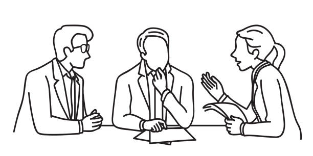 Drei Personen unterhalten sich sitzend an einem Tisch.